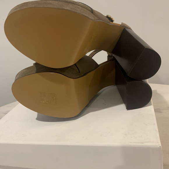 Chloé Platform Sandals in a Taupe/Grey Color . - Picture 4 of 5